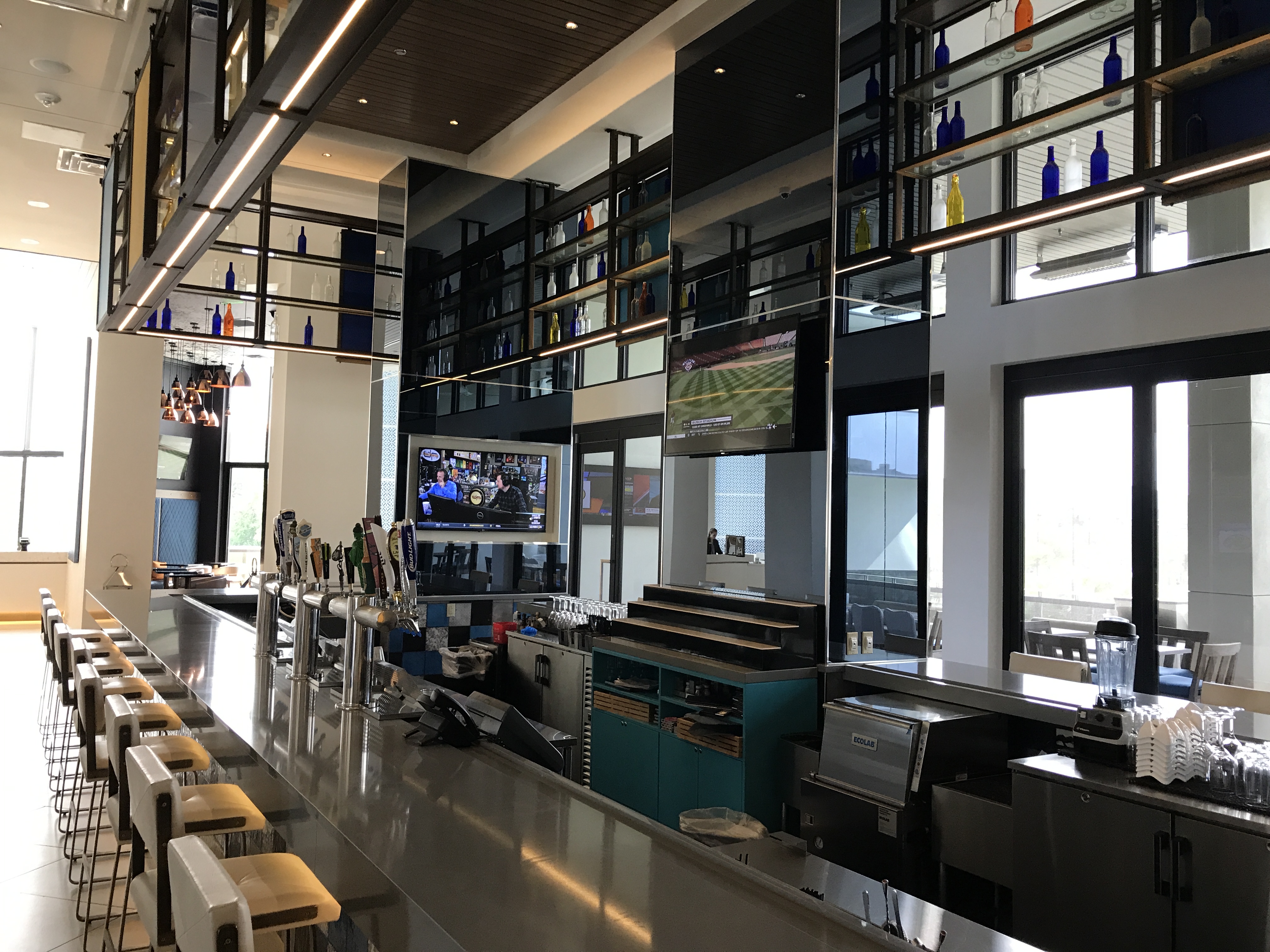 Sunnies Lobby Bar