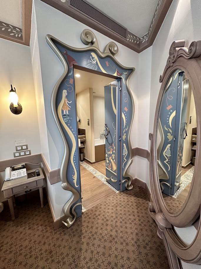 Door to the washroom and a mirror like the one seen in the movie. (Thanks to Vaca Family)